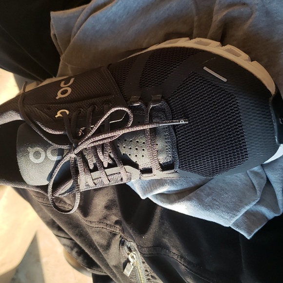 - NEW On Cloud Men's size 9 - Picture 2 of 5